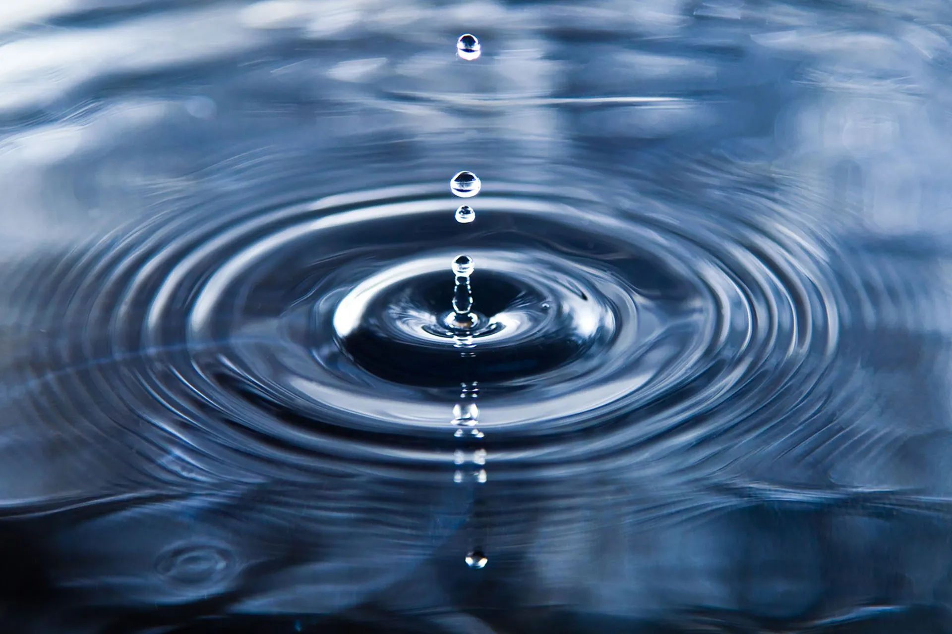 Rippling water with a droplet falling