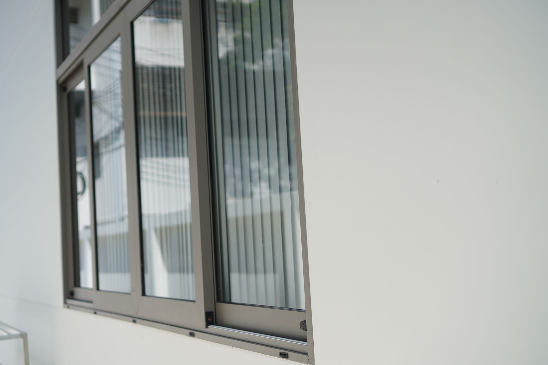 Aluminum frame sliding window