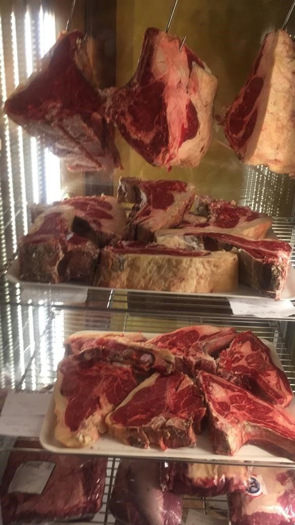 tagli di carne esposti