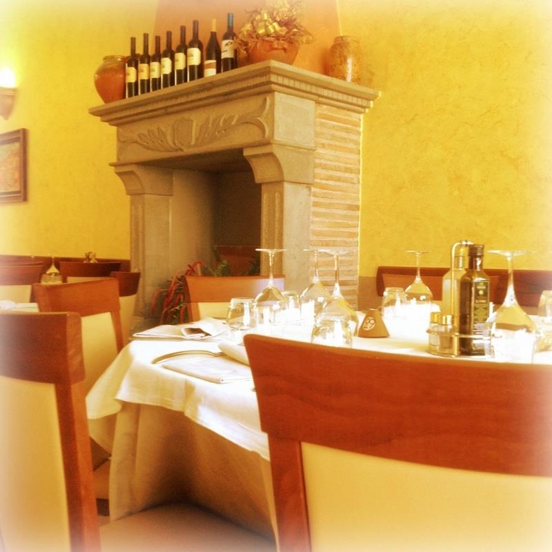 tavolata apparecchiata di un ristorante