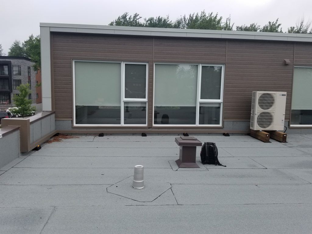 Un toit d'un immeuble avec beaucoup de fenêtres