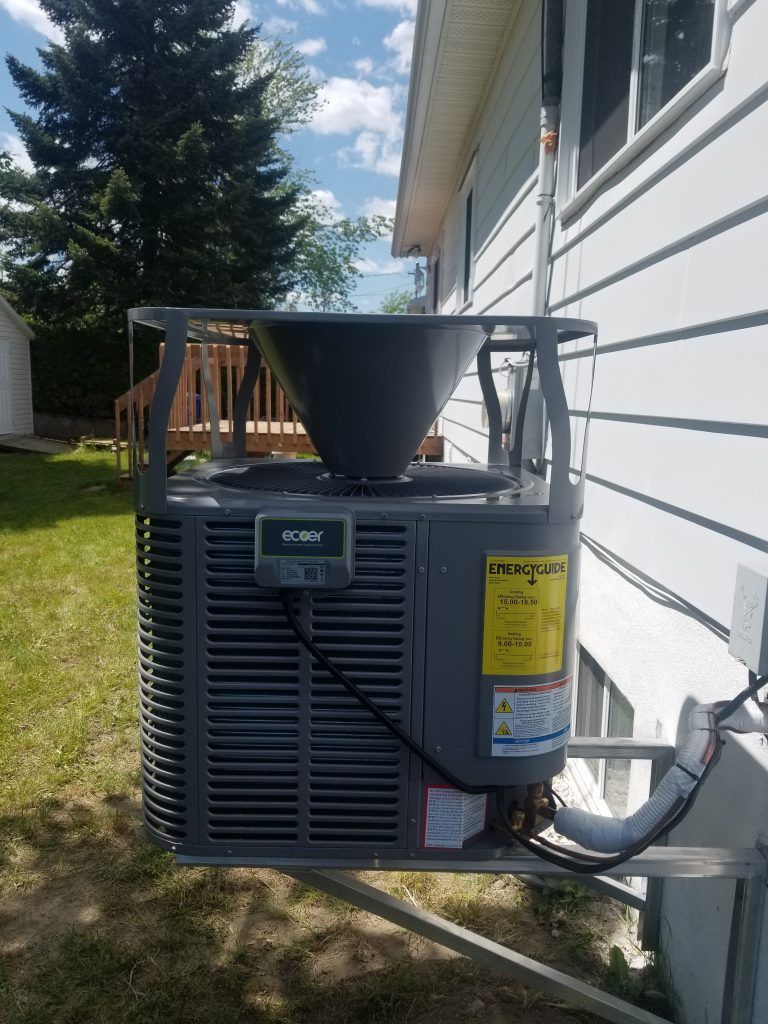 Un climatiseur est installé sur le côté d'une maison.