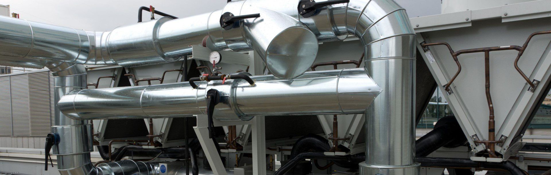 Une grande structure métallique avec beaucoup de tuyaux qui en sortent.