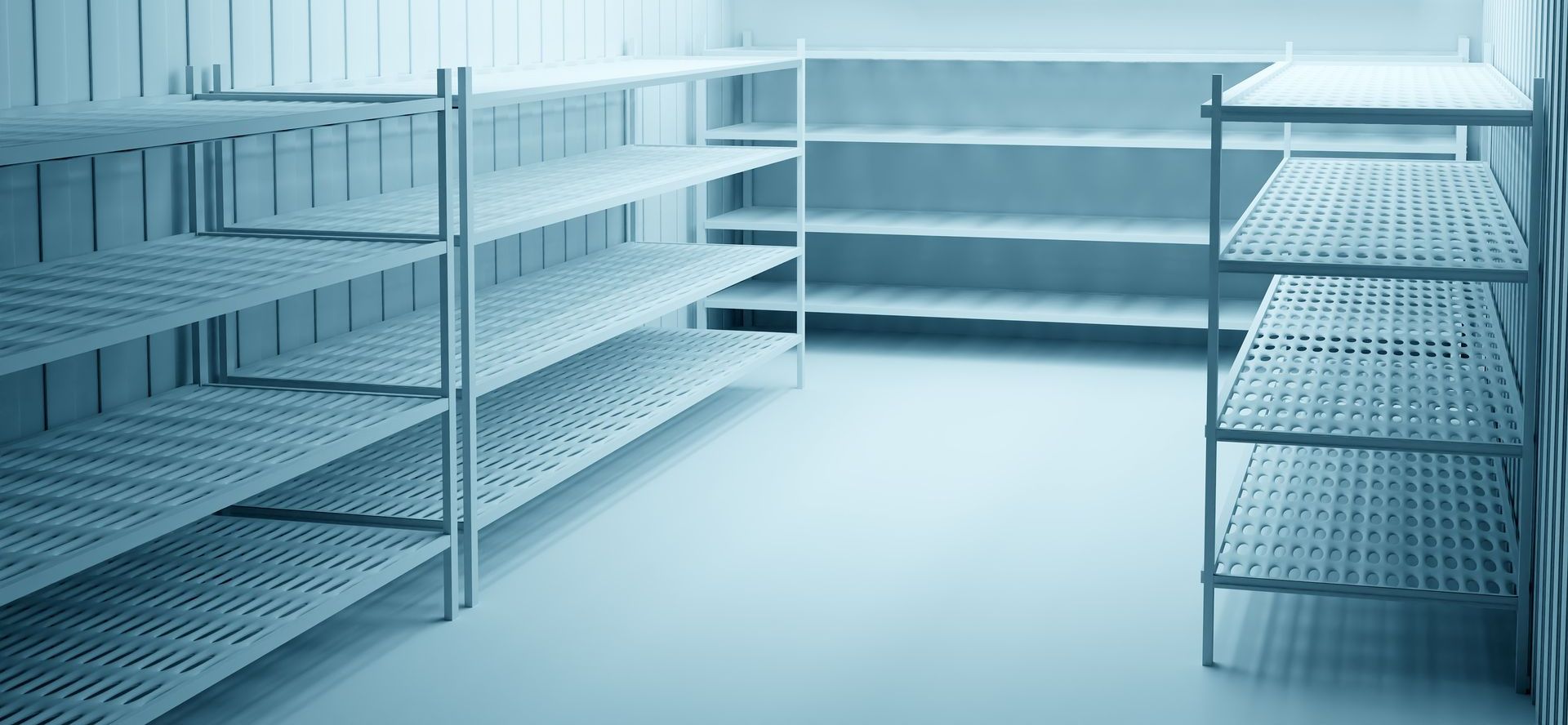 Des étagères vides dans une pièce froide aux tons bleutés.