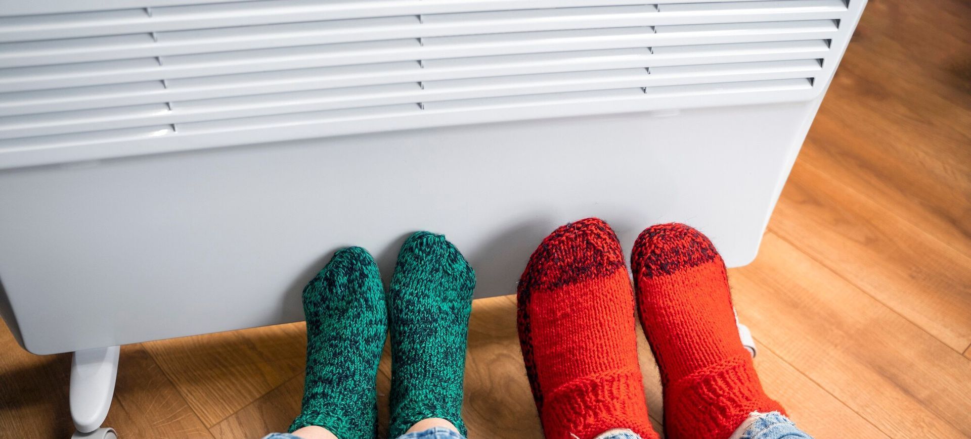 Unité de climatisation fixée sur un mur blanc dans un salon baigné de lumière naturelle.