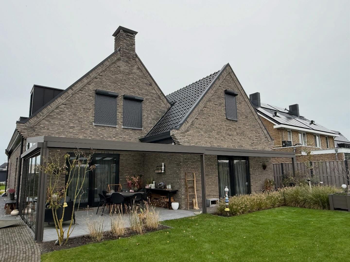 Terrasoverkapping met zonnescherm en screens en rolluiken