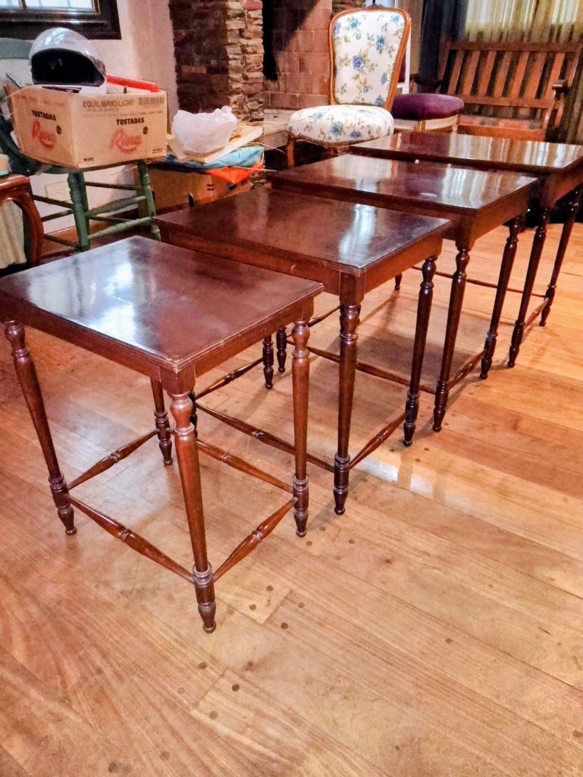 Cuatro mesas nido de madera apiladas juntas.