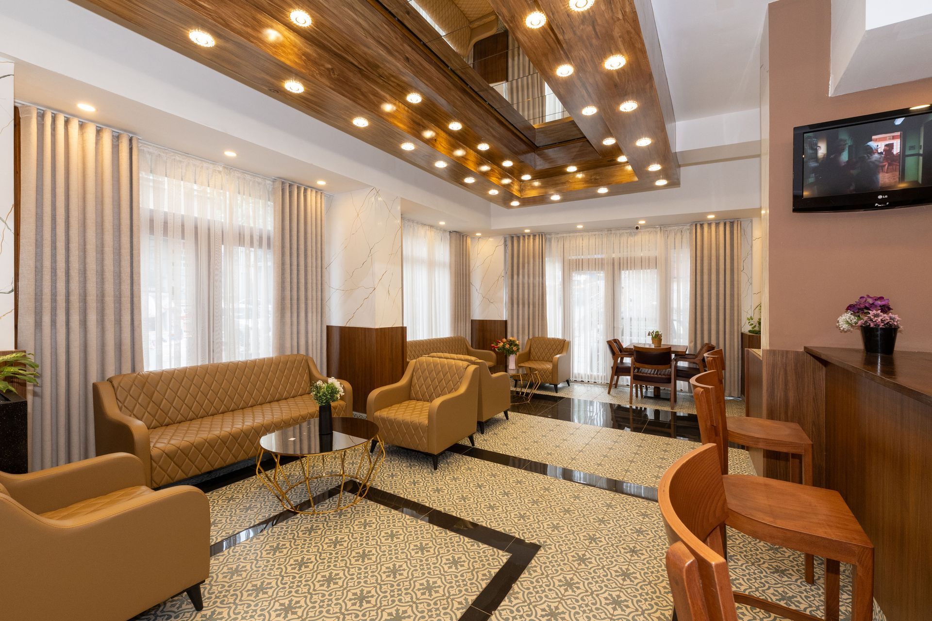 Istanbul By Rich Hotel | Lobi | Lounge area with seating, and a bar. Wood ceiling with lights, neutral tones, and windows.