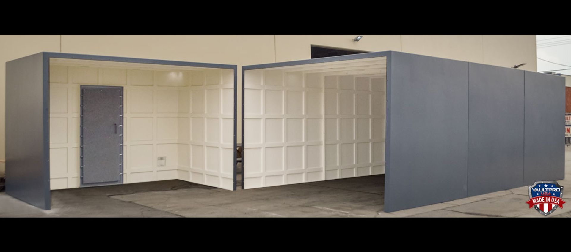 Large modular walk in vault with two way internal supports