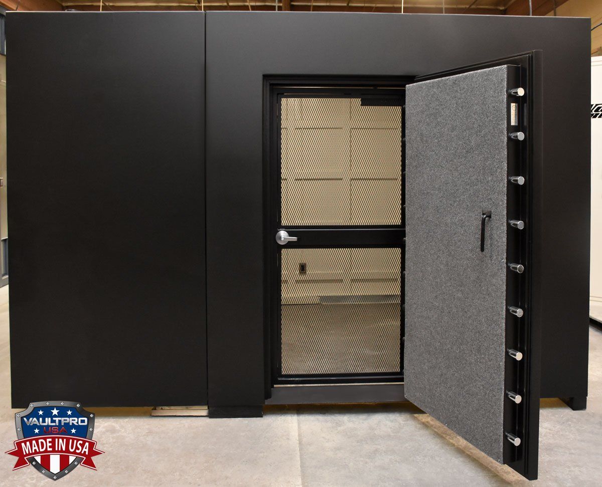 day gate with automatic closure and locking handle