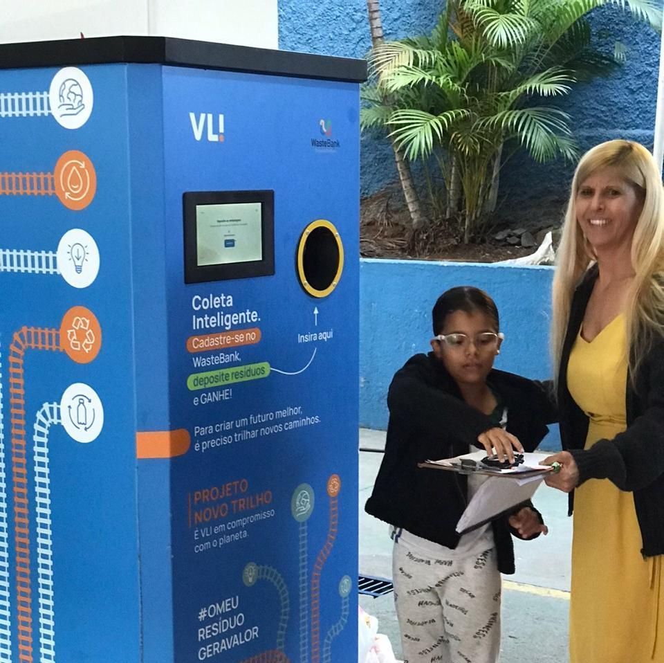 máquina recicladora em escola na cidade de santa luzia