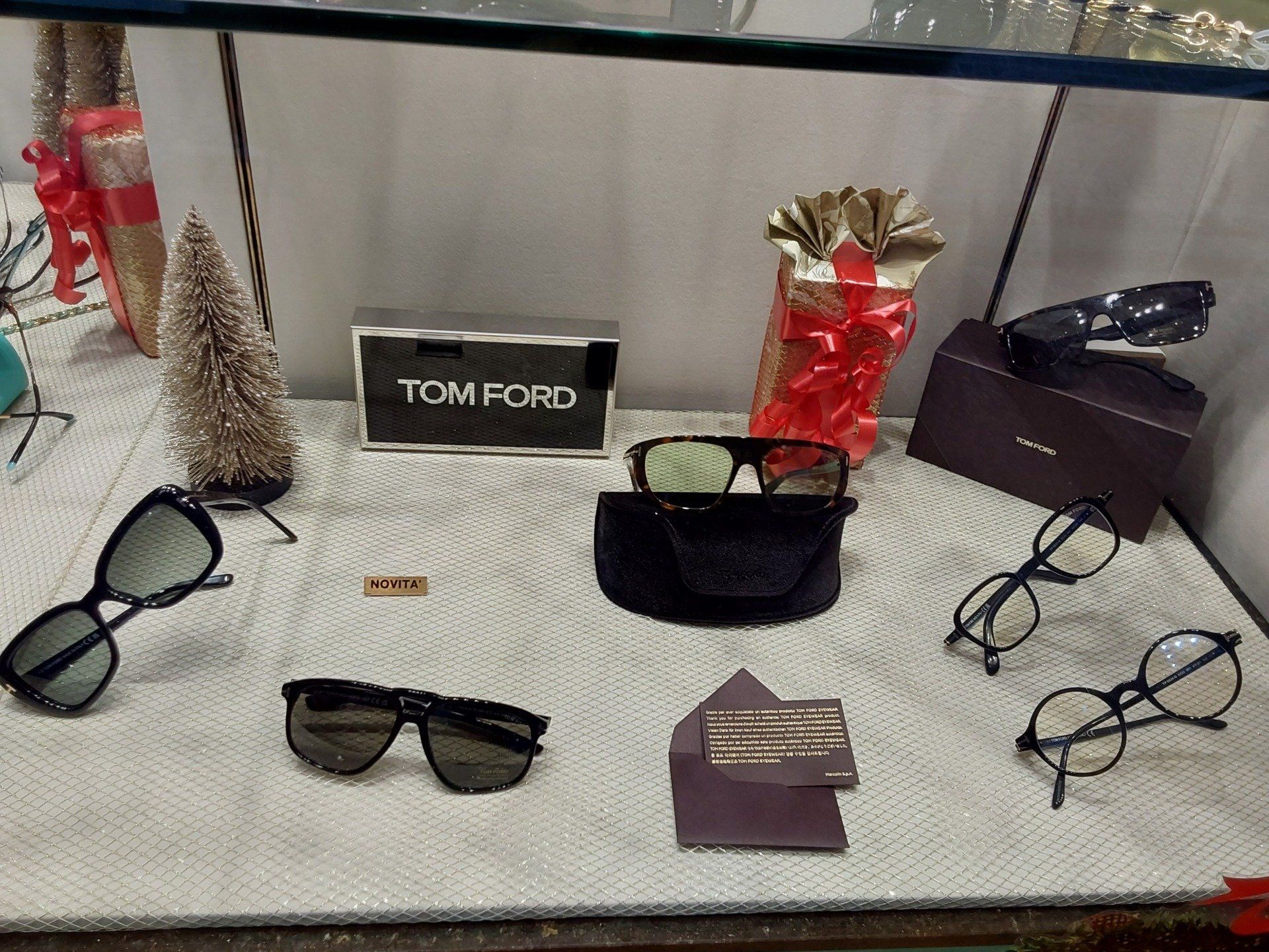 Vetrina con occhiali da sole e montature per occhiali Tom Ford.