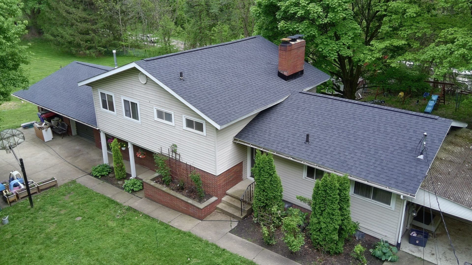 Diamond Roofing Pros handling roof leaks