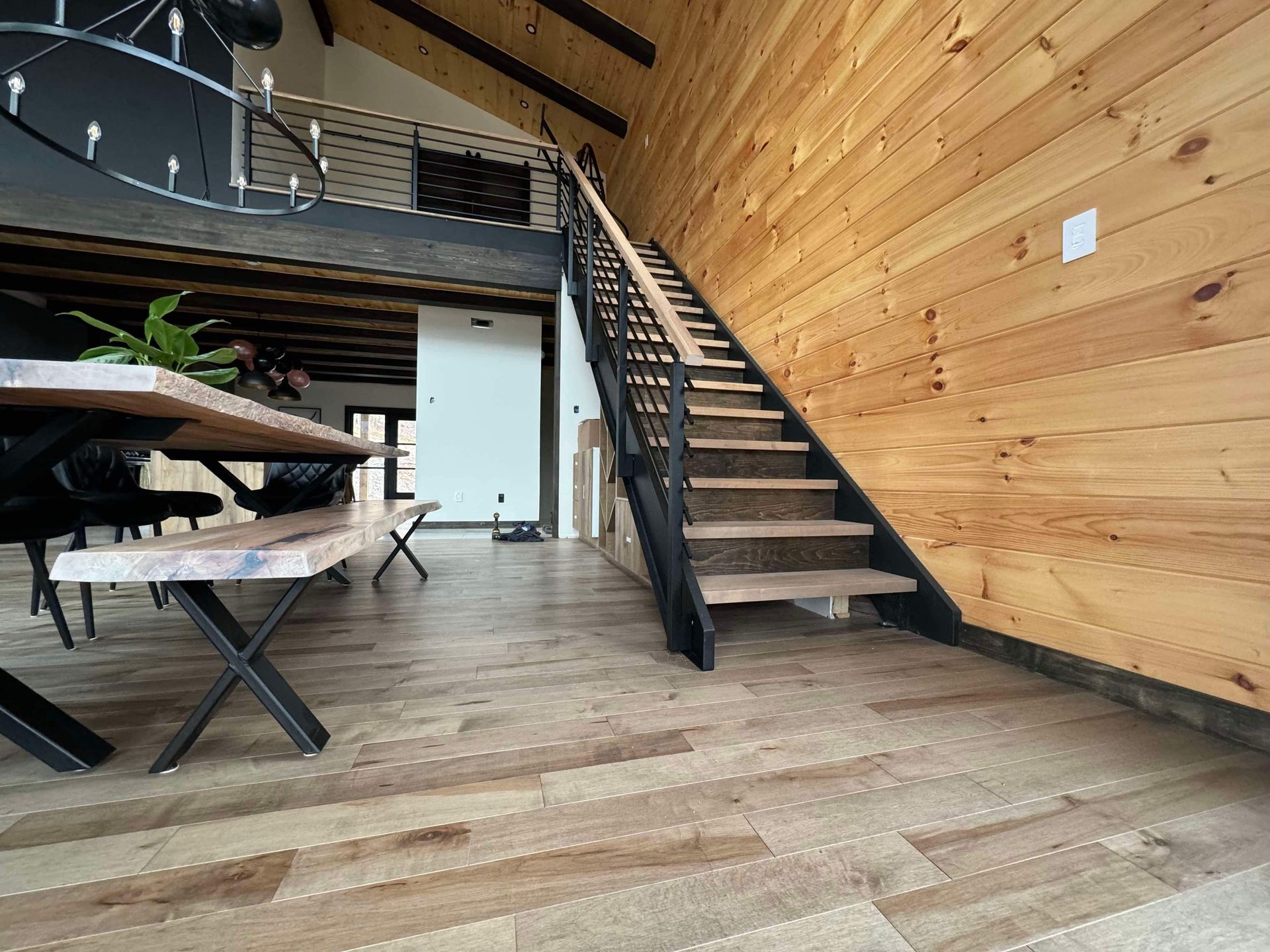Intérieur de loft moderne avec mur en bois, escalier et table à manger