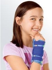 Bambina con articolo ortopedico per polso