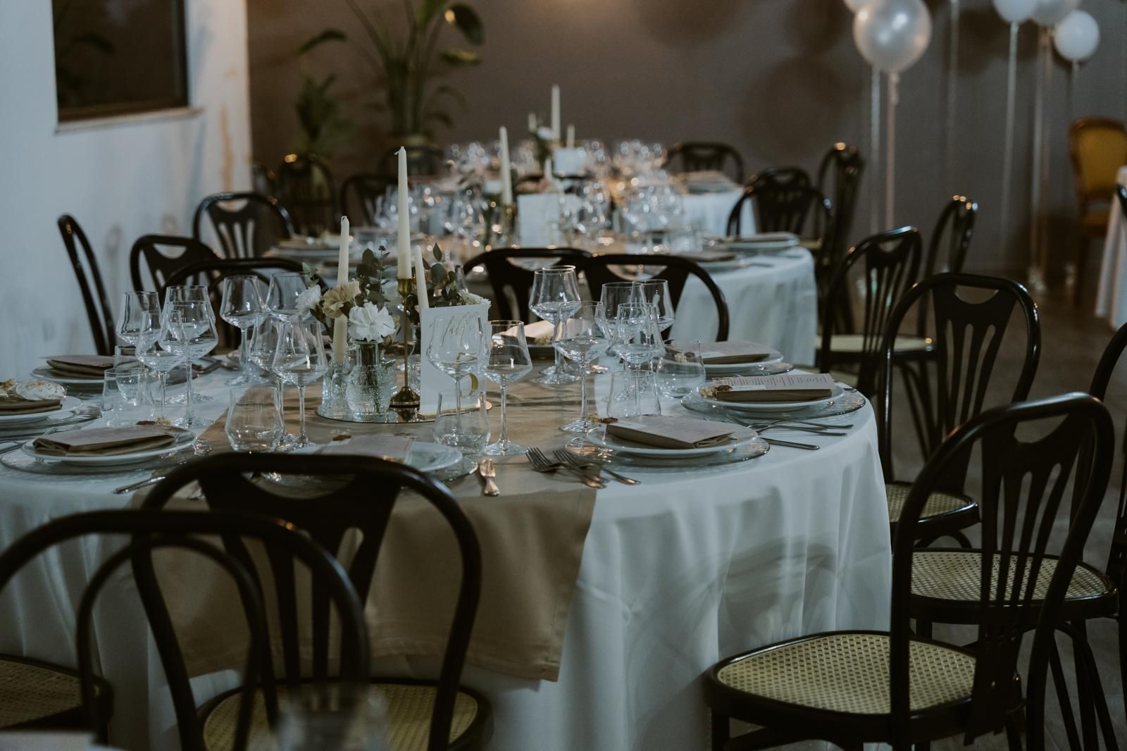 Tavolo da pranzo formale con centrotavola decorativi in vetro illuminato e posate.