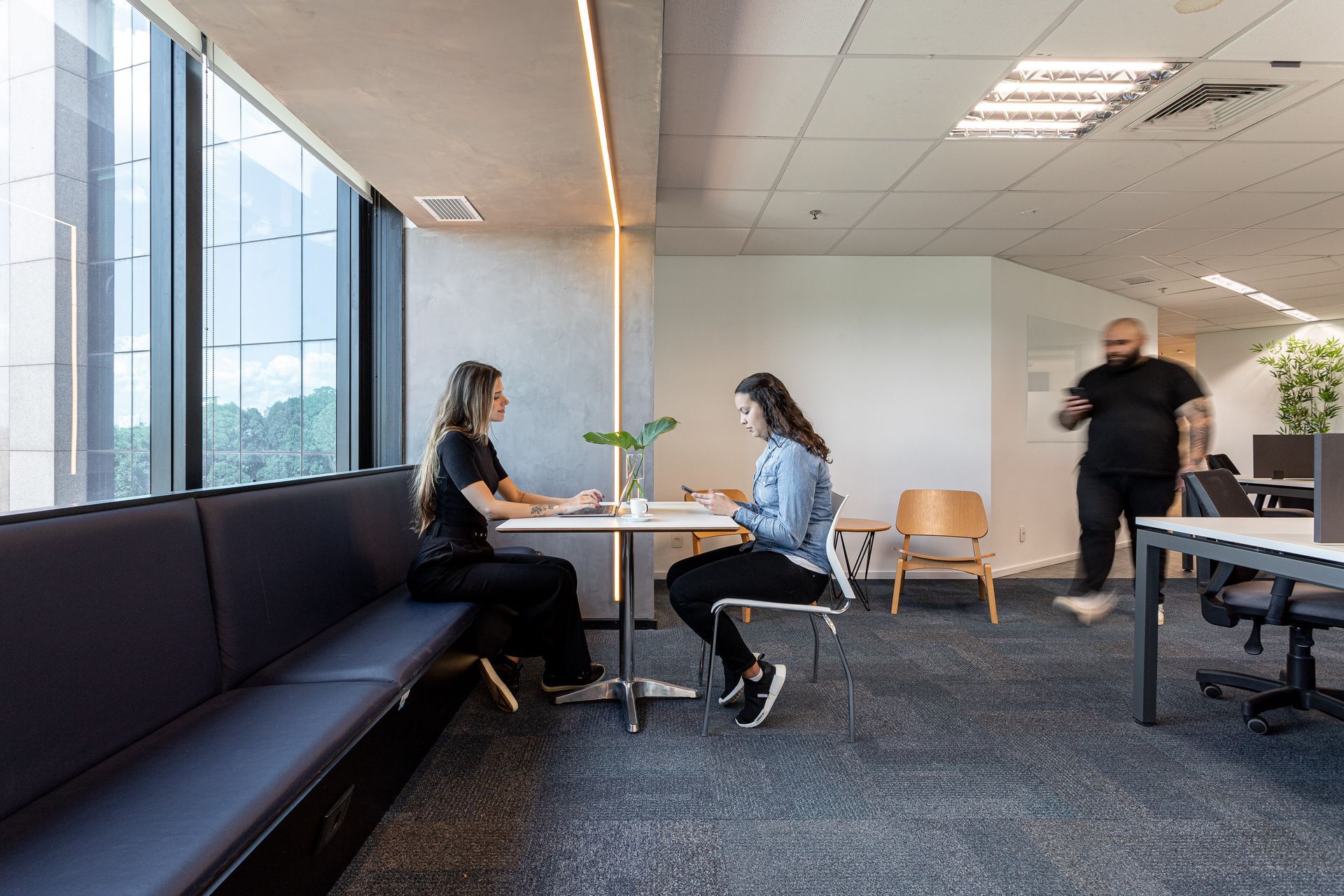 2 pessoas sentadas na mesa em um escritório