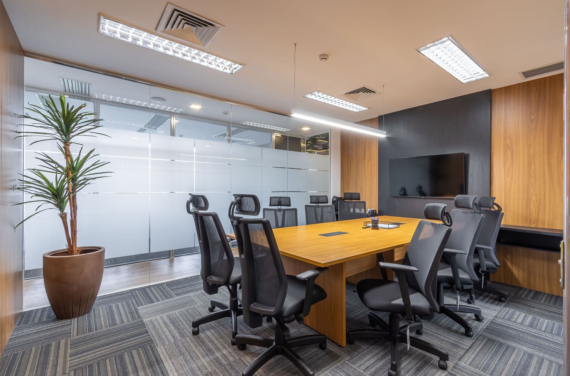 Uma sala de conferências com uma longa mesa e cadeiras.