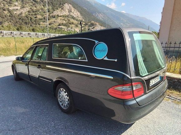 Carro funebre nero di Onoranze Garofalo Oulx