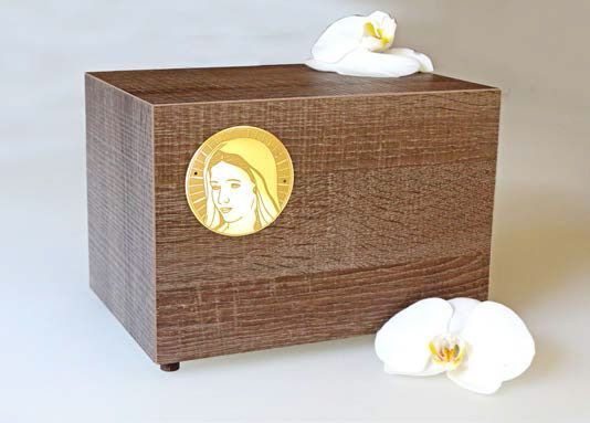 Urna cineraria in legno con l'immagine di una donna sopra.