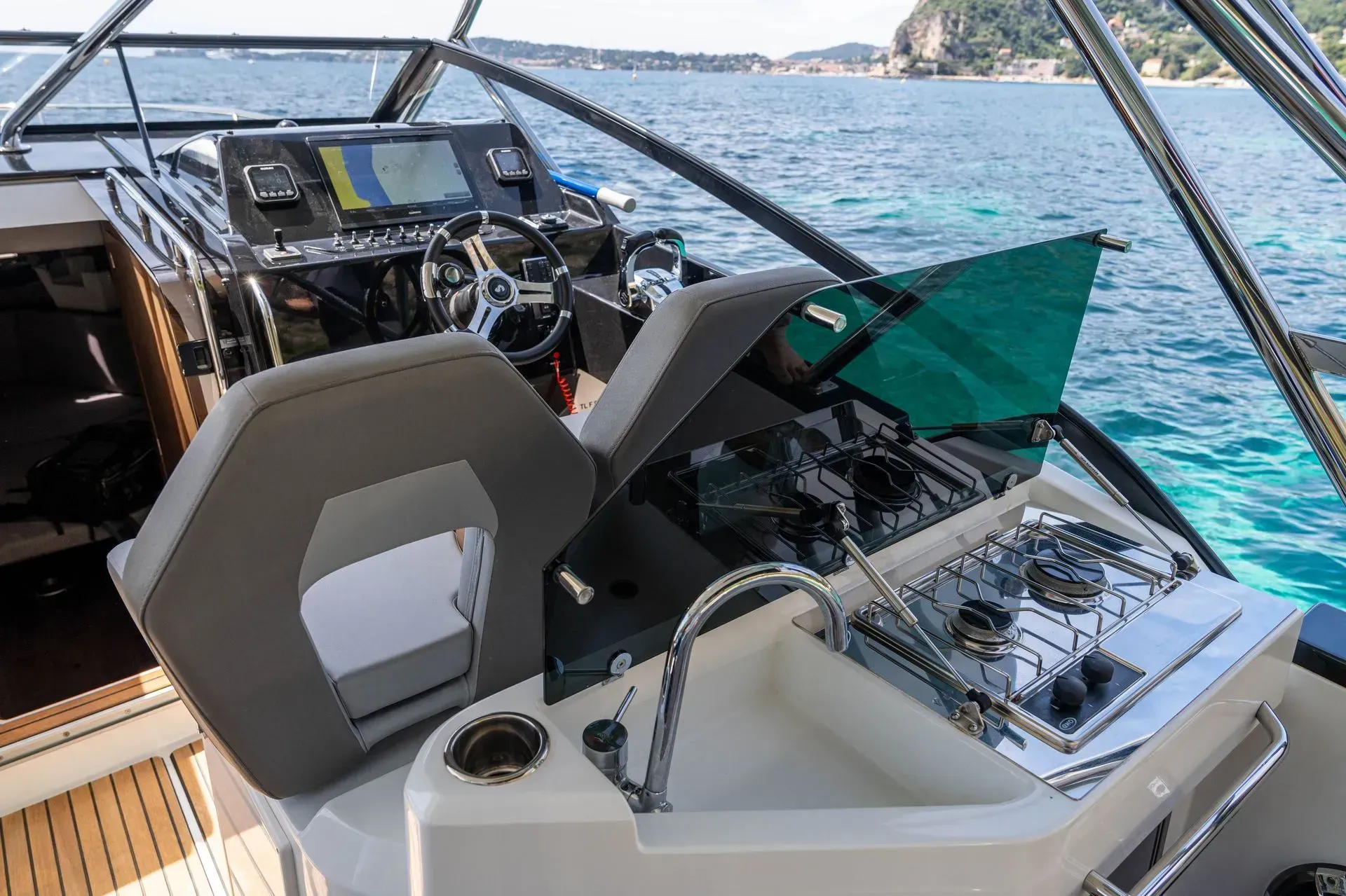 L'intérieur d'un bateau avec le volant ouvert et un poêle.