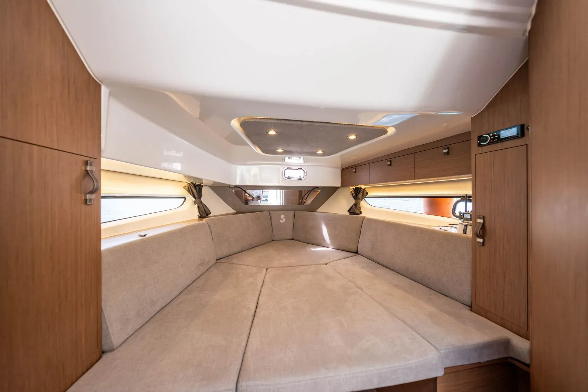 L'intérieur d'un bateau avec un lit et un canapé.