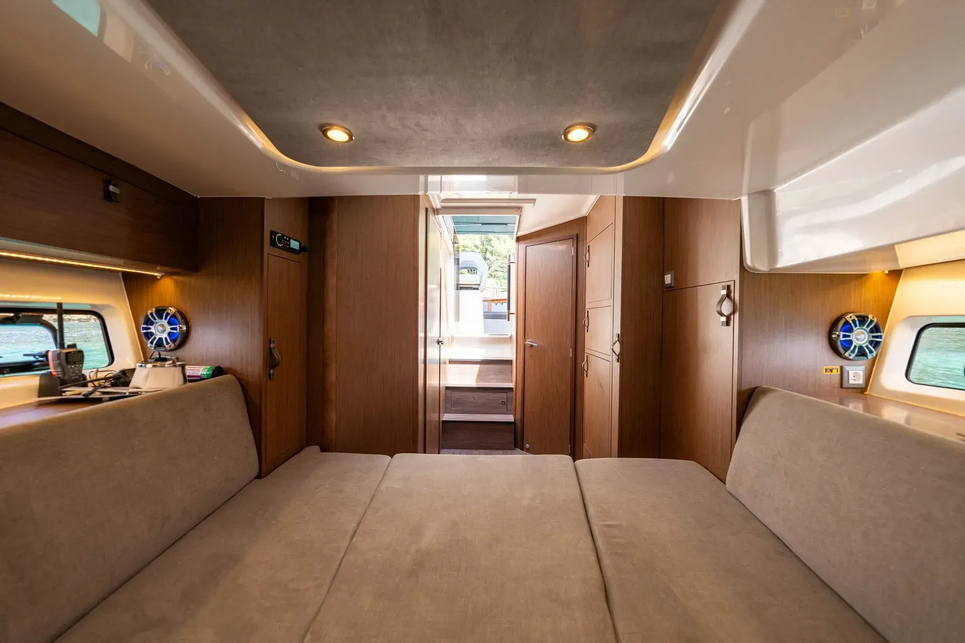 L'intérieur d'un bateau avec un canapé et un lit.