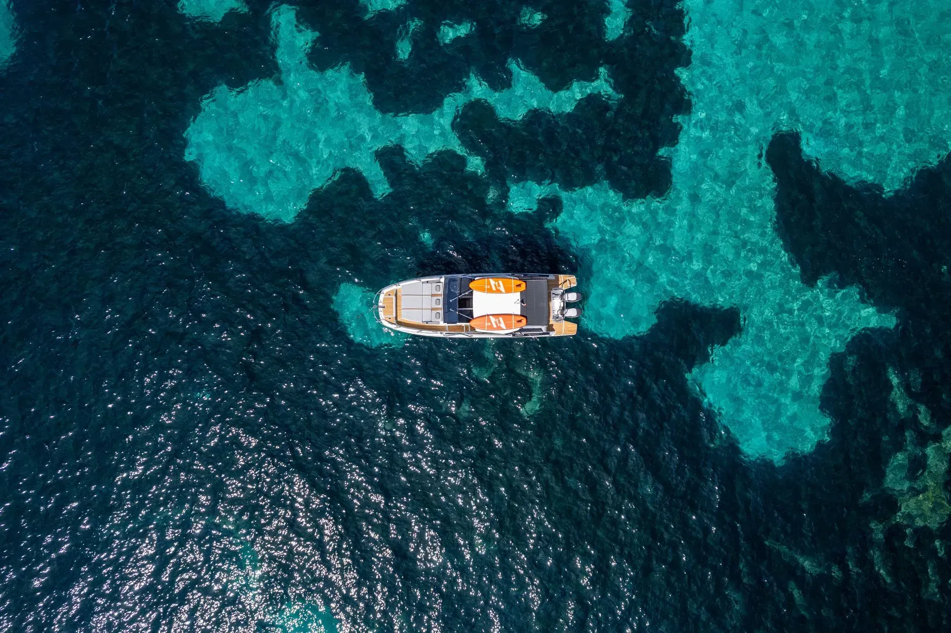 Une vue aérienne d'un bateau dans l'océan