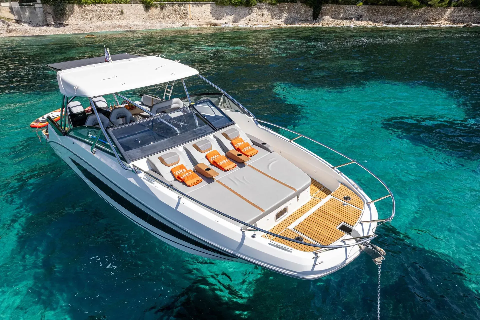 Un bateau flotte sur un plan d'eau.