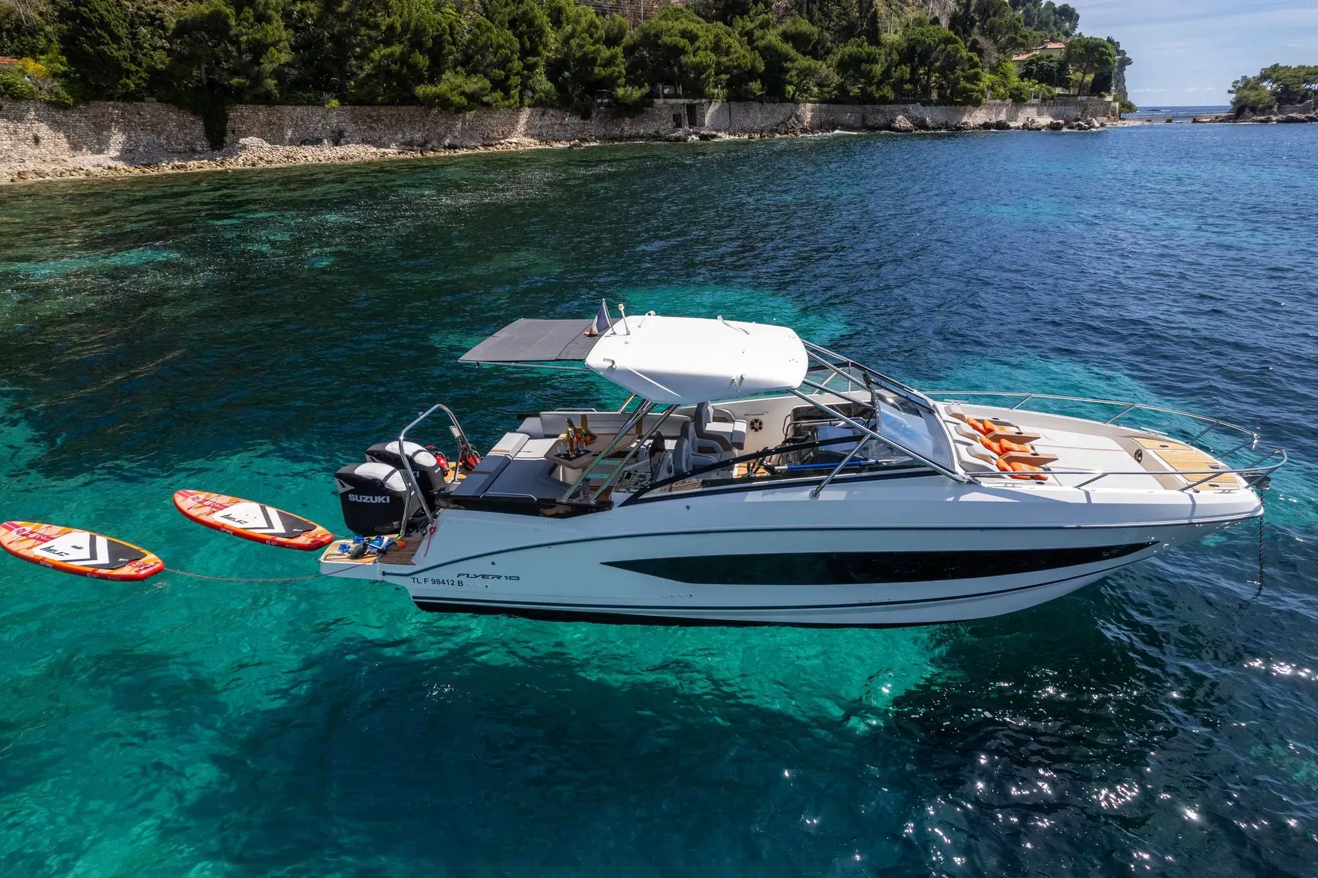 Un bateau flotte sur un plan d'eau.