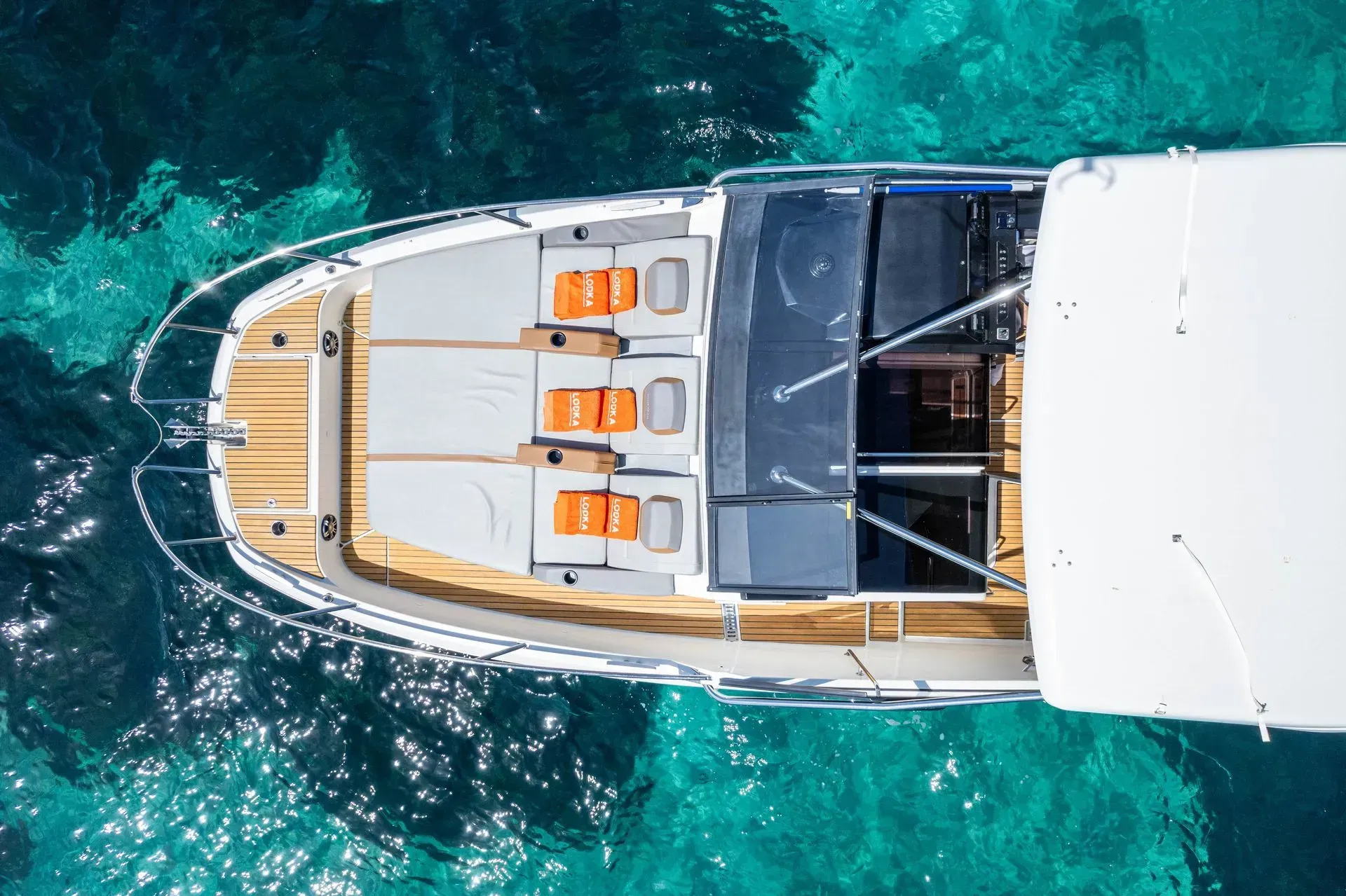 Une vue aérienne d'un bateau dans l'océan.
