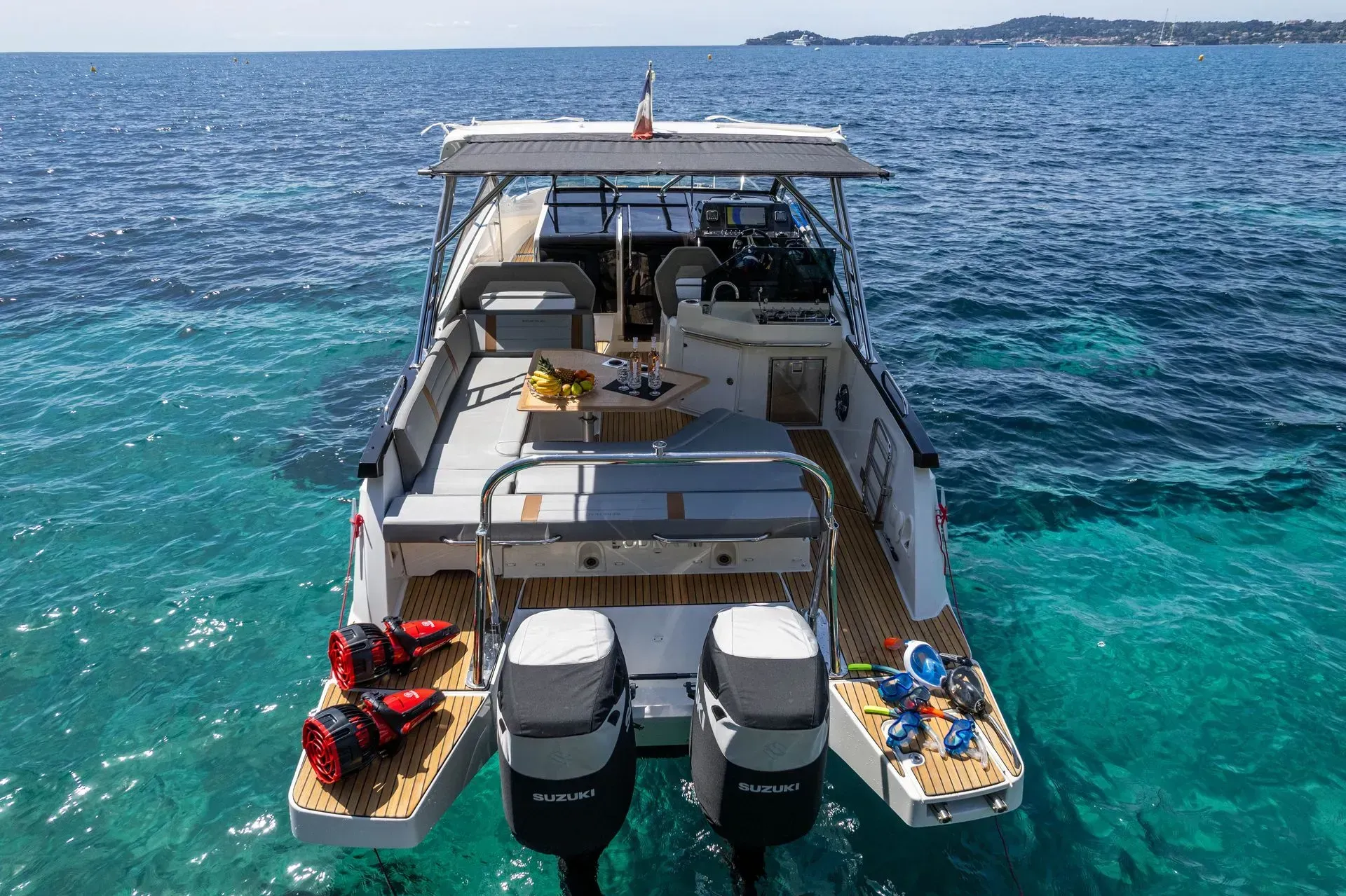 Un bateau flotte sur un plan d'eau.