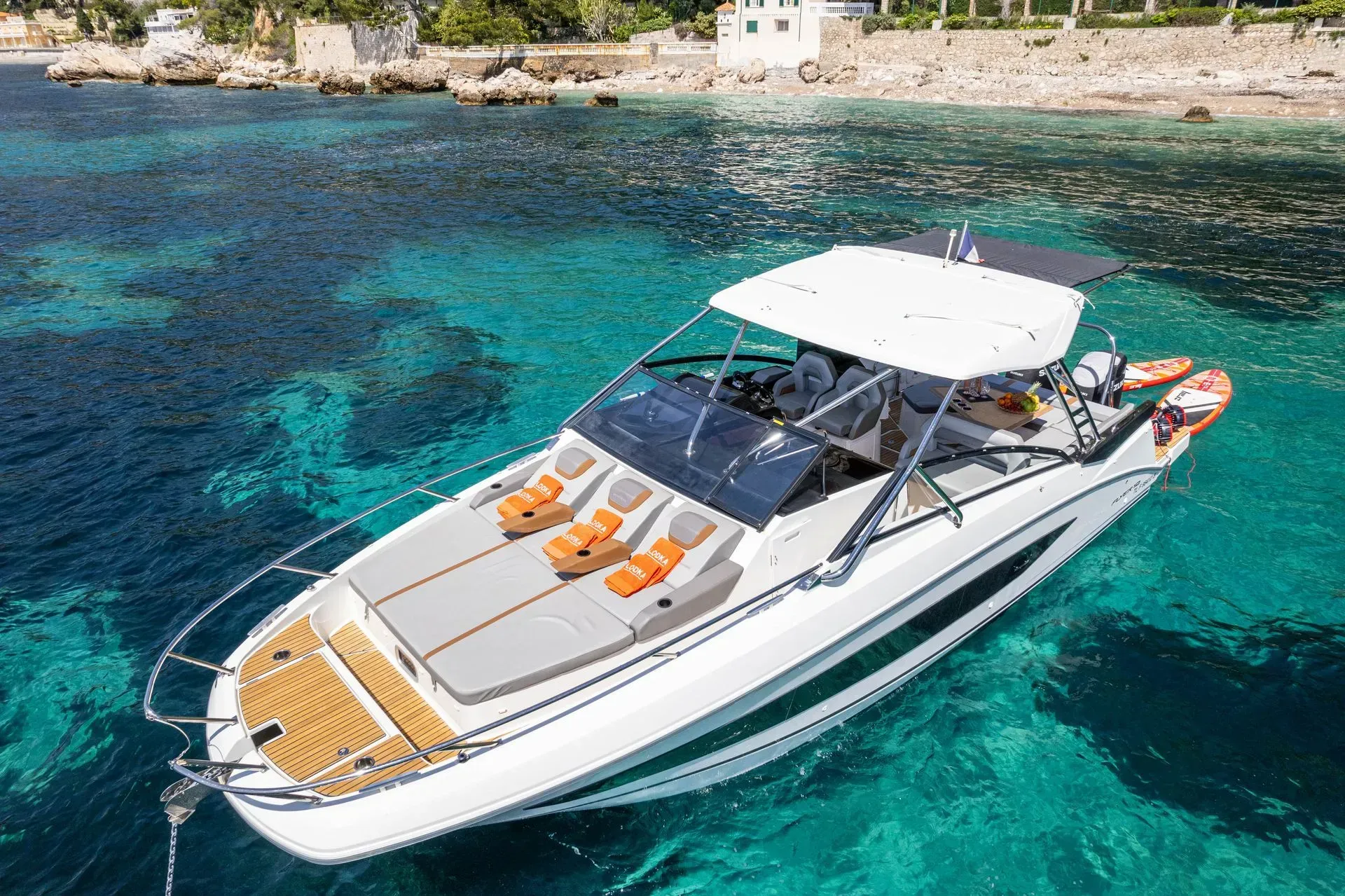 Un bateau blanc flotte sur un plan d'eau.