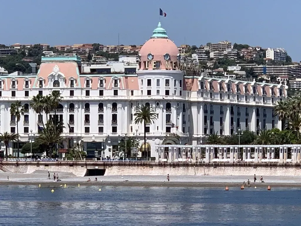 Un grand bâtiment avec un dôme au sommet