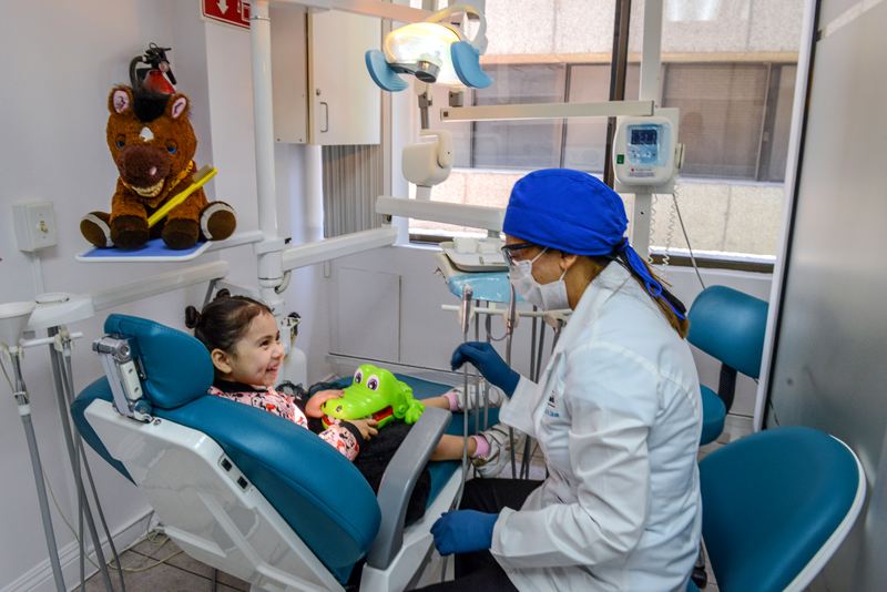 dentist assisting child patient