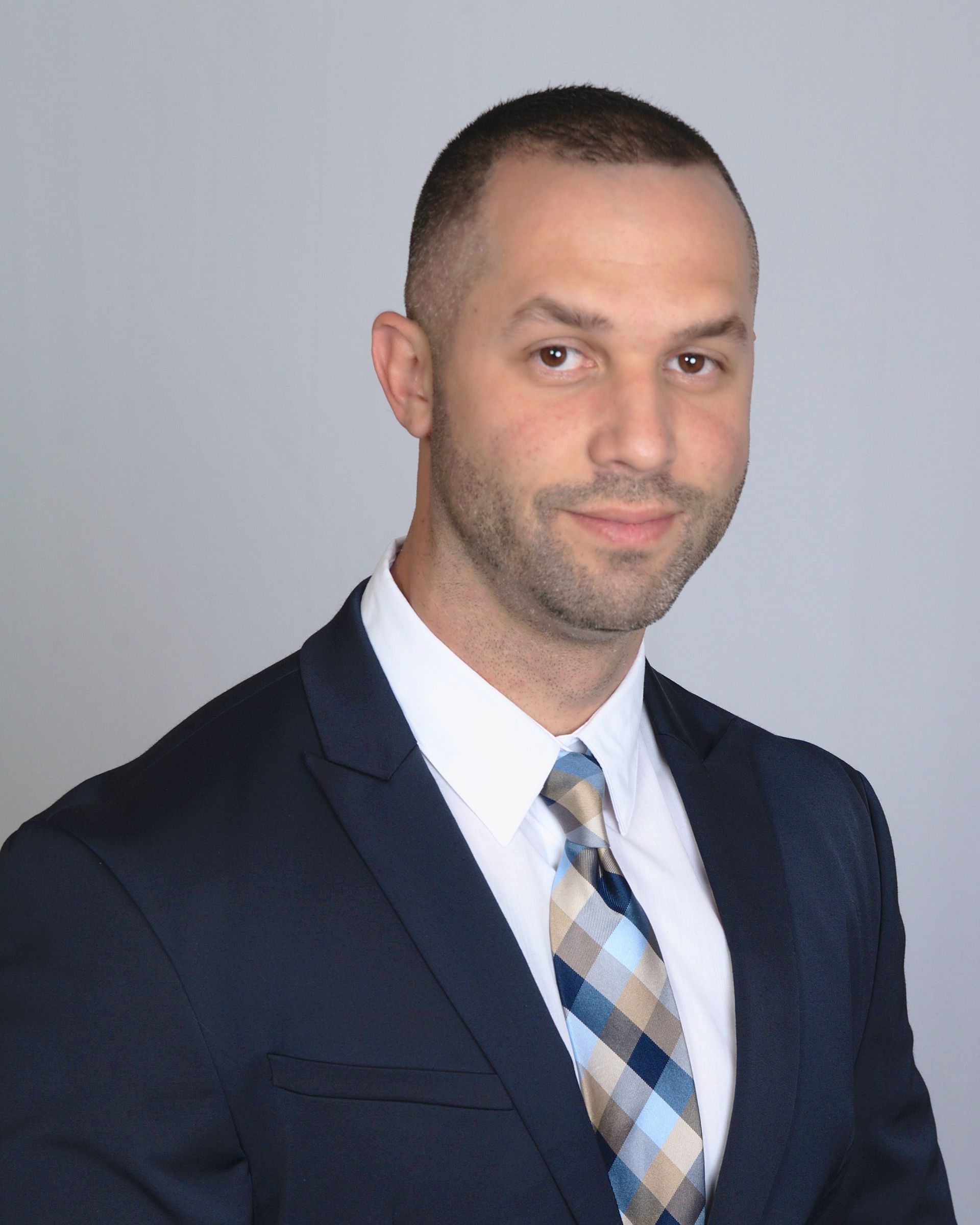 A man in a suit and tie is posing for a picture.