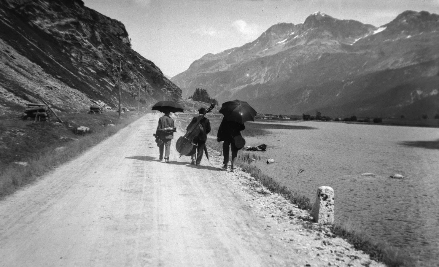 Drei Bündner Volksmusikanten Bild ca.1900 auf Wanderschaft Bild von Hoffmann Camill (1861-1932), ehemaliger Pfarrer aus St. Moritz, bei Sils Baseglia im Engadin Richtung Piz Corvatsch gesehen
Quelle: Kulturarchiv Oberengadin, Chesa Planta, 7503 Samedan