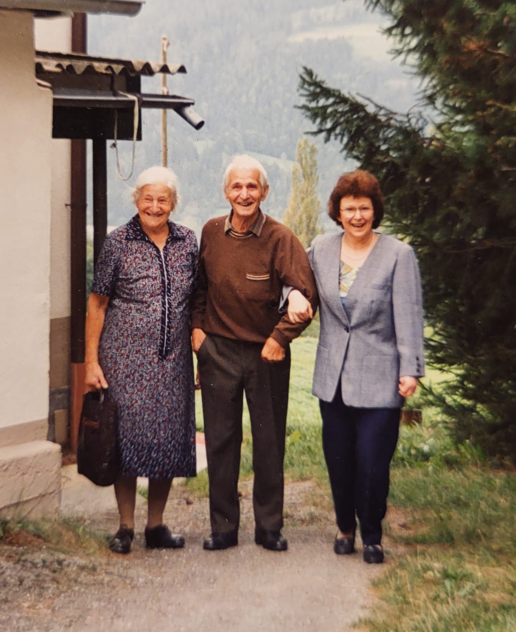 Grossmutter (Nana) und Grossvater (Neni) mit meiner Mutter, (Quelle: Familie Hofer, Güttingen)