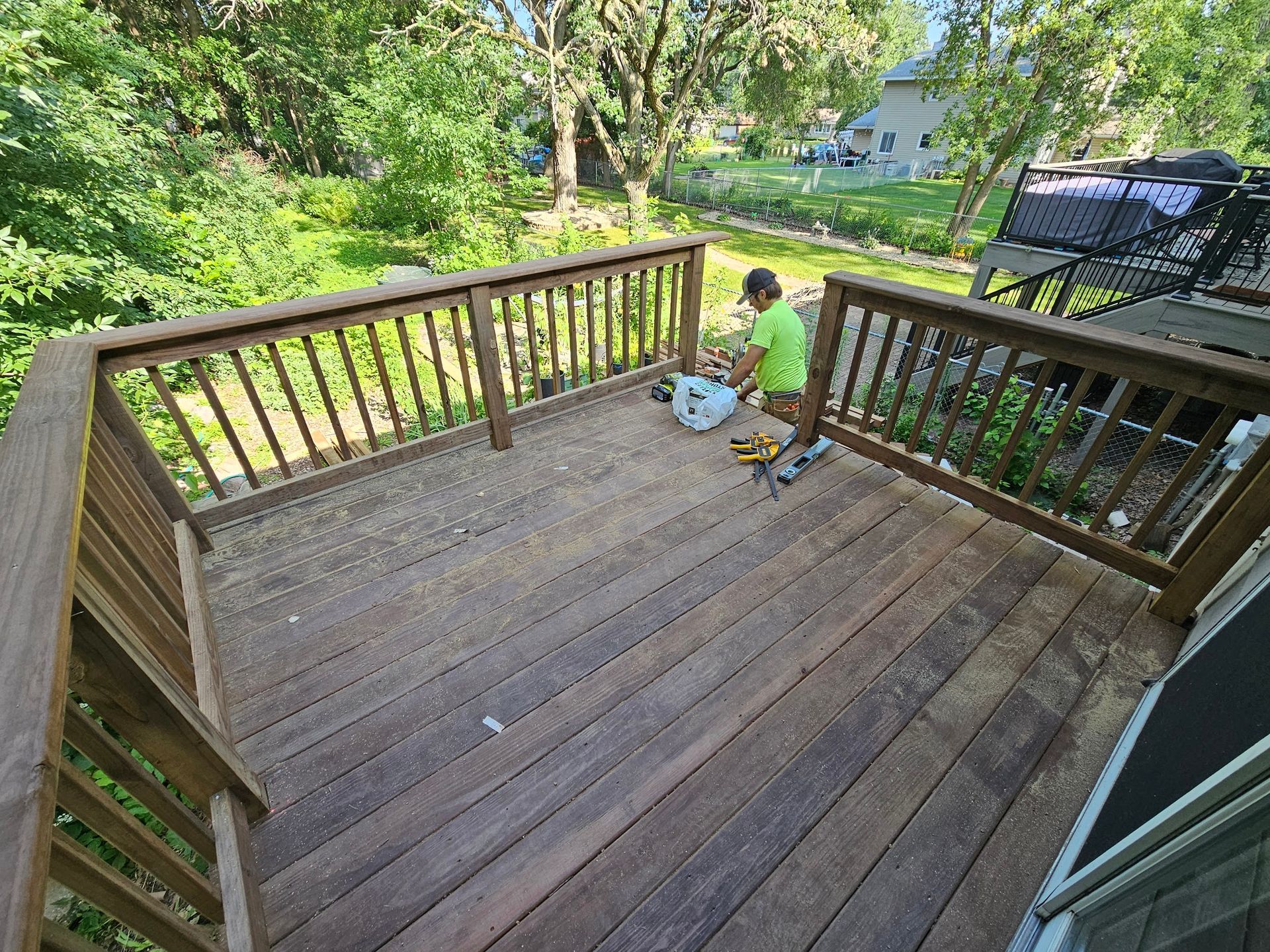 A balcony with chairs and a table overlooking the ocean