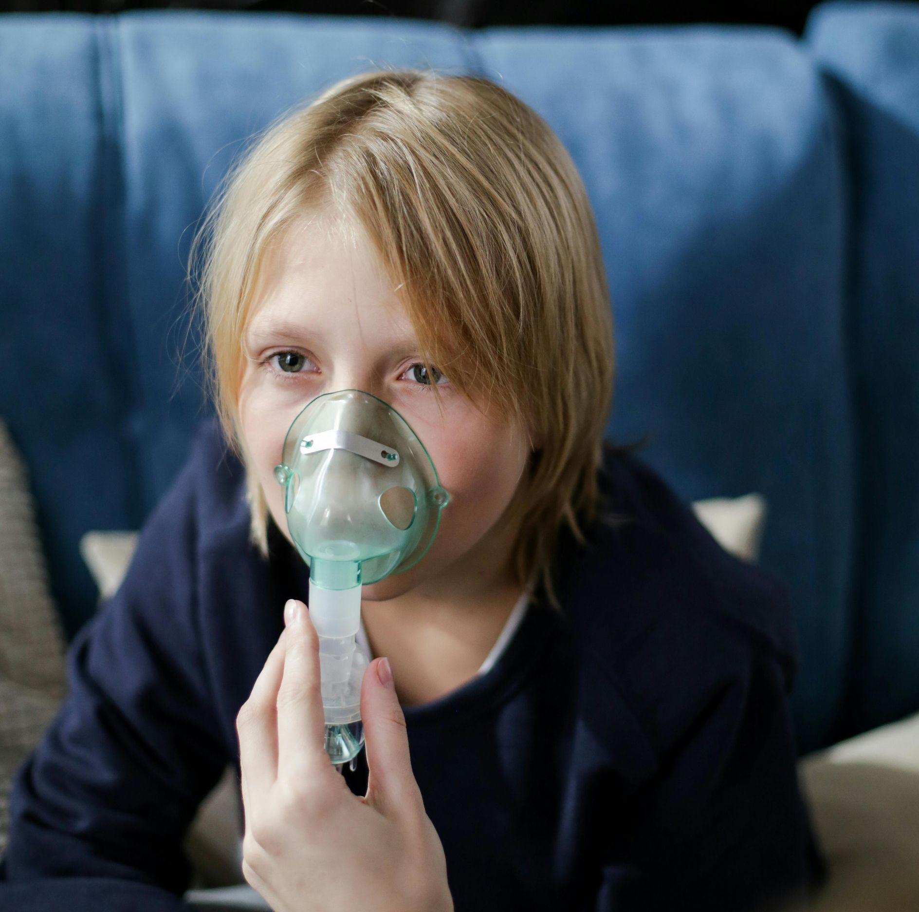 child using a respiratory mask