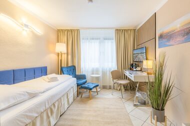1 Bett Zimmer mit TV, Relaxsessel und Schreibtisch