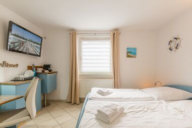 2 Bett Zimmer mit TV, Kühlschrank, Nespresso Maschine und Essecke