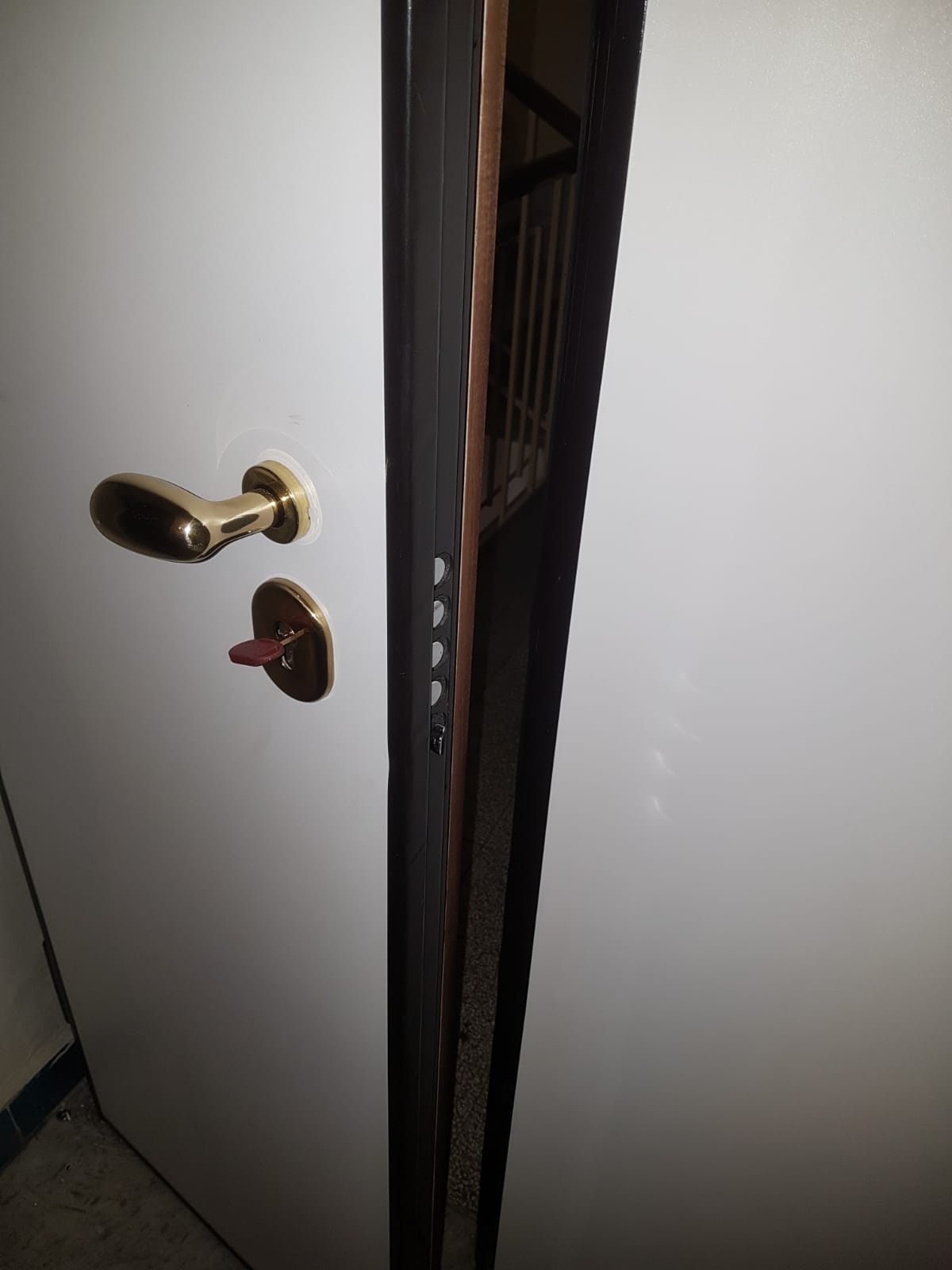 porta blindata con pannello bianco