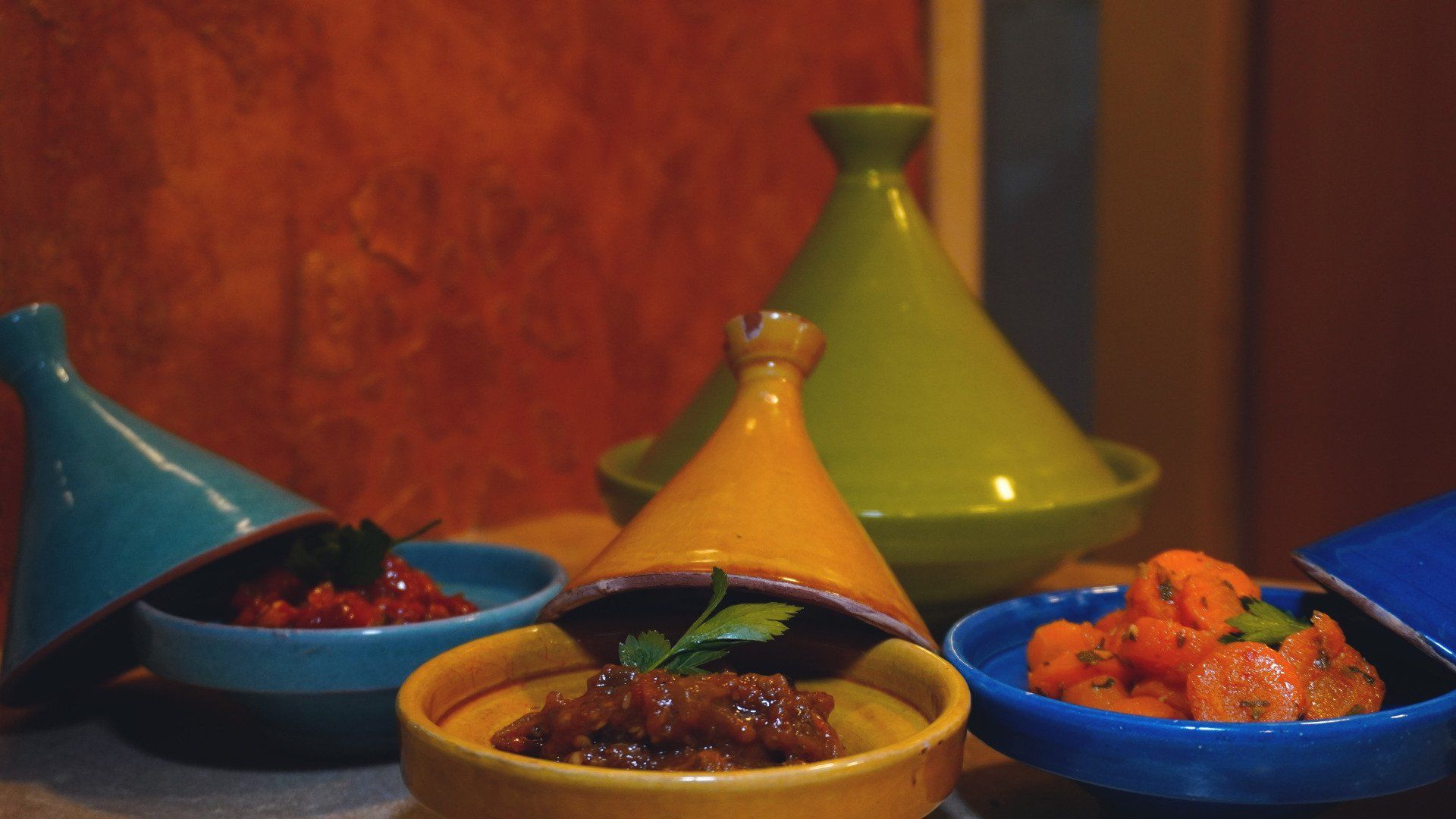 Un tavolo sormontato da ciotole e pentole di cibo.