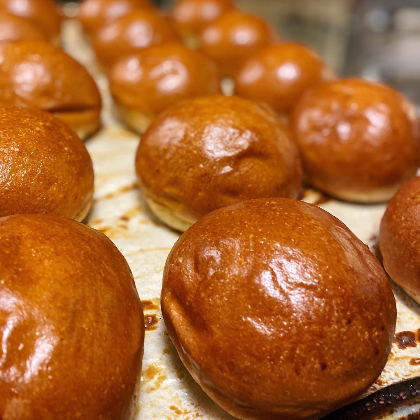 A bunch of bread rolls are sitting on a tray
