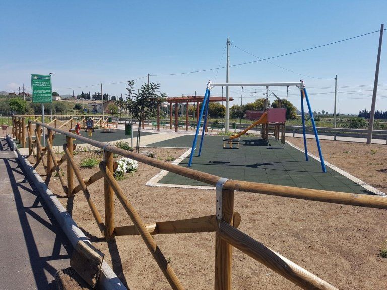 un parco giochi con un recinto di legno