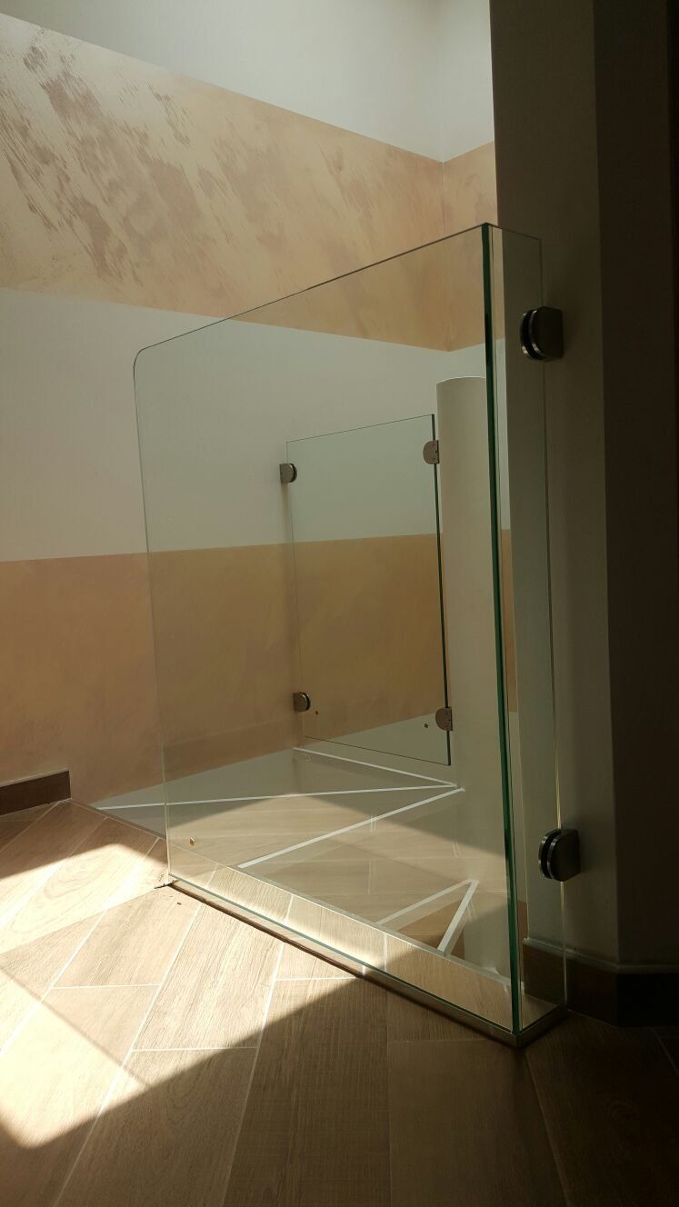 scala a chiocciola in vetro con doppia balaustra in vetro