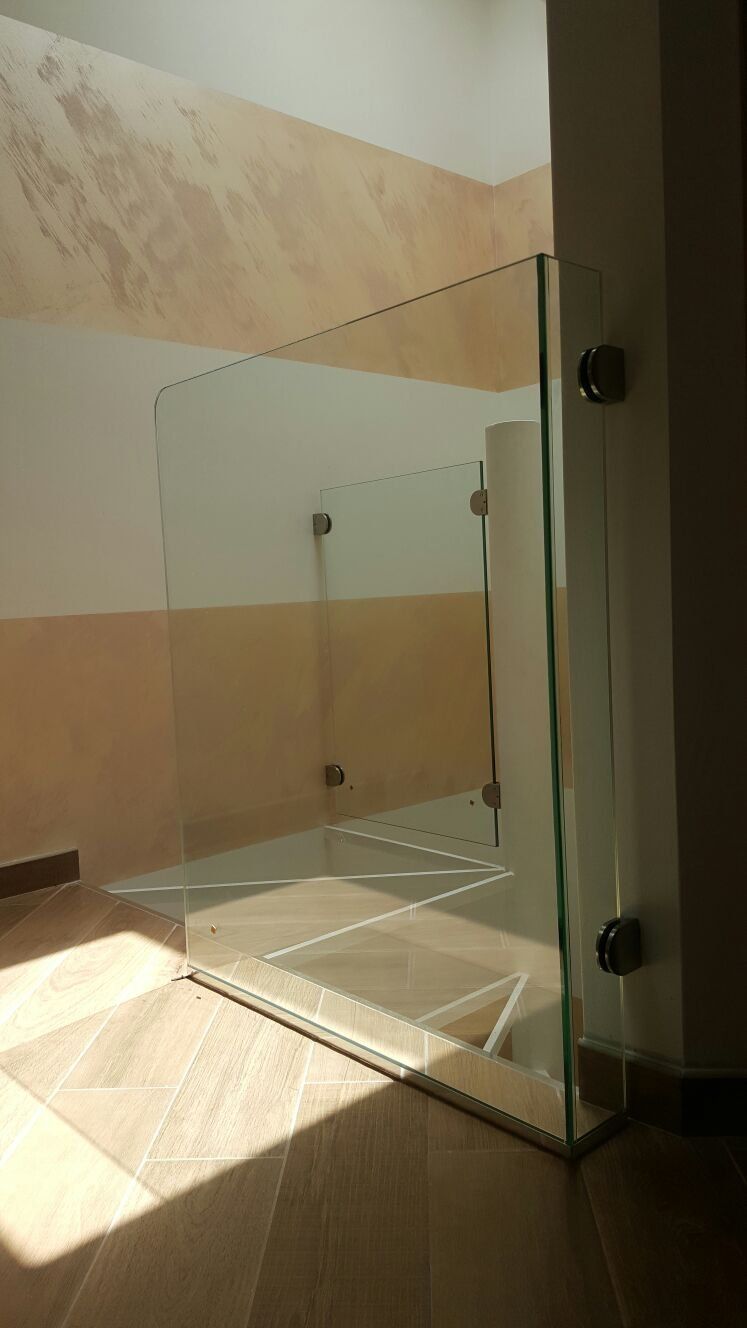 parapetto in vetro per scala a chiocciola in vetro