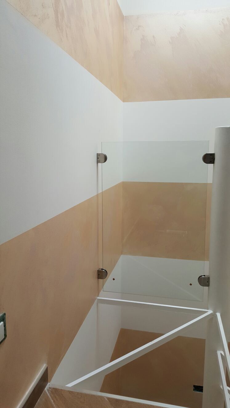 scala a chiocciola in vetro con struttura in acciaio