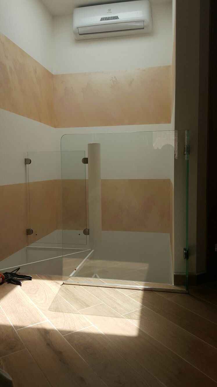 doppia balaustra in vetro per scala a chiocciola